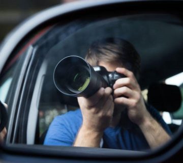 Ankara eş takibi yapan dedektif büyüteçle şehirde araştırma yapıyor