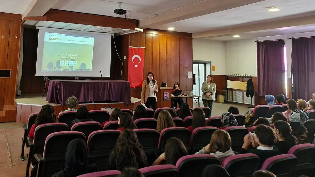 Akademik yazma ve eş araştırma için açılmış kalın sözlük sayfaları
