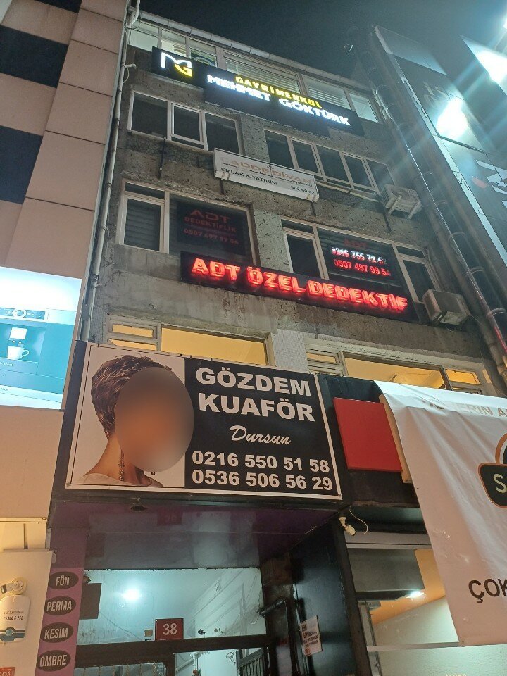 Dağınık masasında büyüteçle çalışan özel dedektiflik bürosu çalışanı