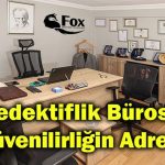 Dağınık masasında çalışan özel dedektiflik bürosu uzmanı