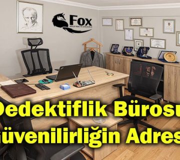 Dağınık masasında çalışan özel dedektiflik bürosu uzmanı