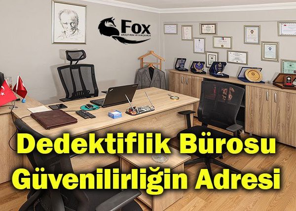 Dosyalar ve büyüteçle çalışan özel dedektiflik bürosu masası