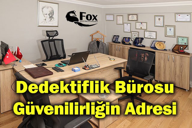 Dosyalar ve büyüteçle çalışan özel dedektiflik bürosu masası