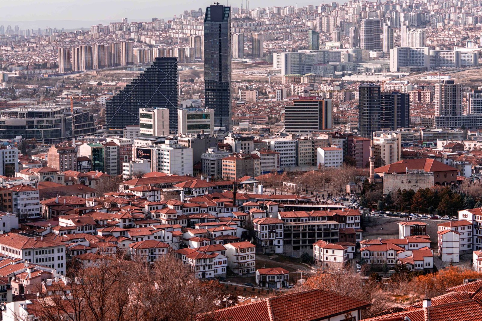 Ankara modern binaları ve geleneksel çatılarıyla Ankara Özel Dedektif Arama