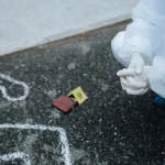 Forensic dedektif araştırma sahnesinde detaylı inceleme yapıyor