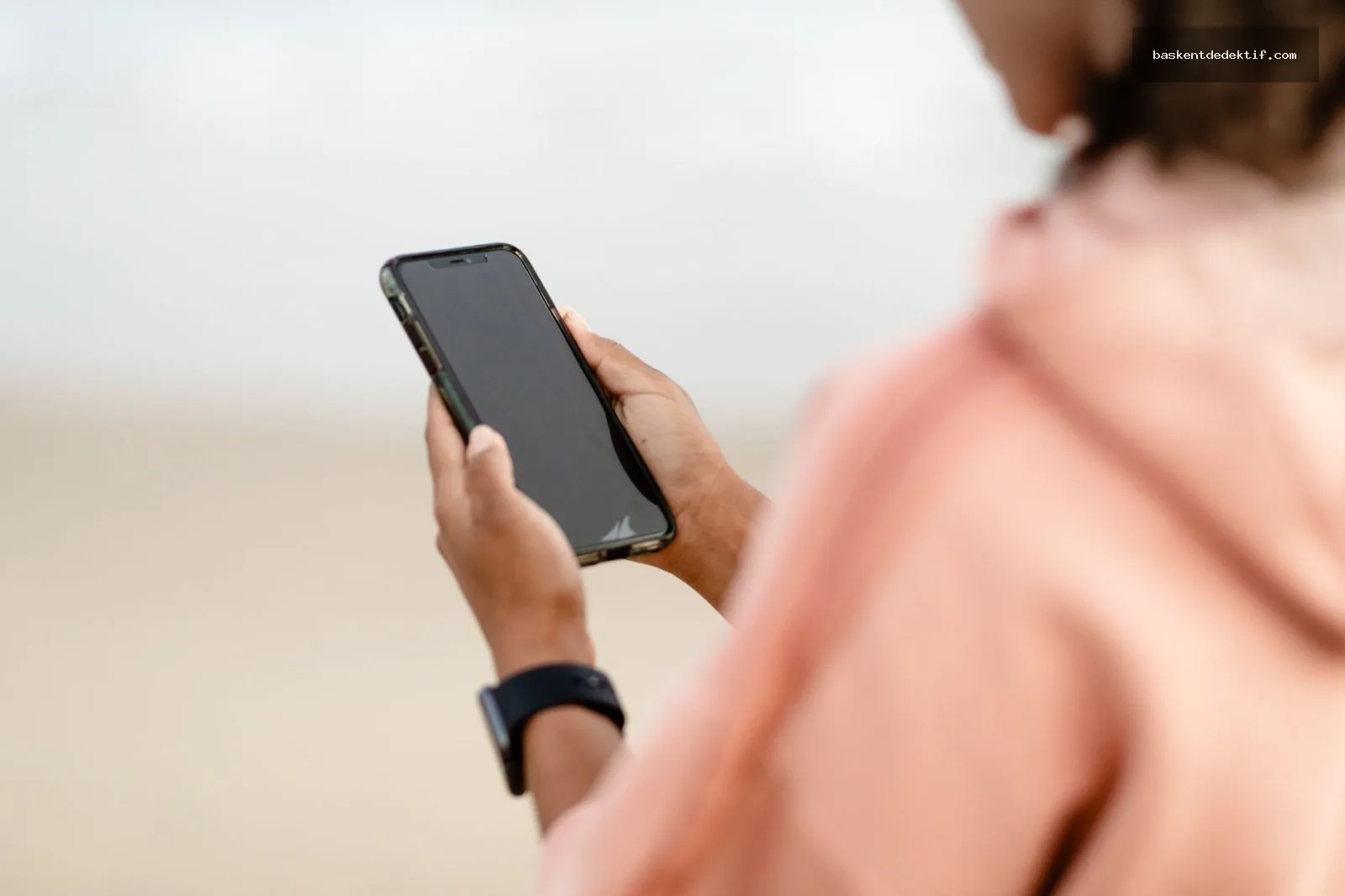 Ankara'da eş takibi yaparken akıllı telefon kullanan endişeli insan