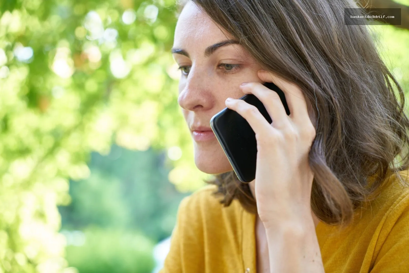 Eşimi Araştırmak İstiyorum Eşimi araştırmak istiyorum diyen kadın parkta telefonuna endişeyle bakıyor