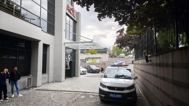Ankara eş takibi için kafede dizüstü bilgisayarla çalışan dedektif