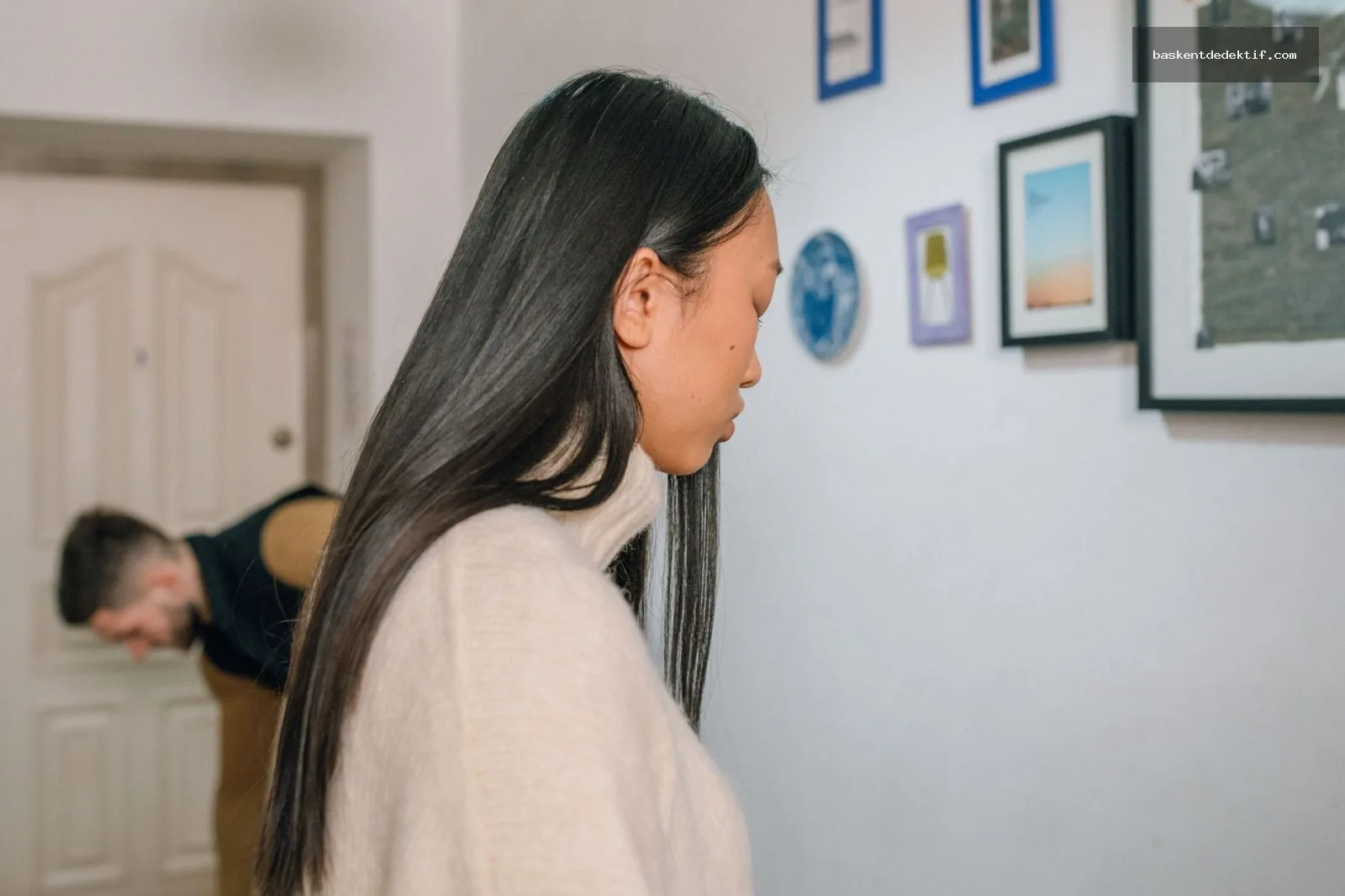İnsanlar arasında gerginlik hissi veren içten bir konuştukları modern apartman odası