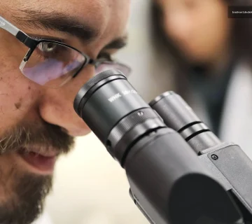 Mikroskopla örnek inceleyen bilim insanı laboratuvar ortamında Eş Araştırma