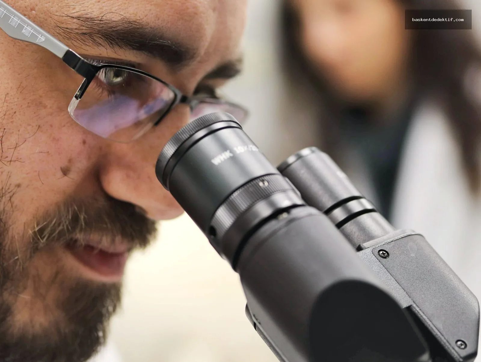 Mikroskopla örnek inceleyen bilim insanı laboratuvar ortamında Eş Araştırma