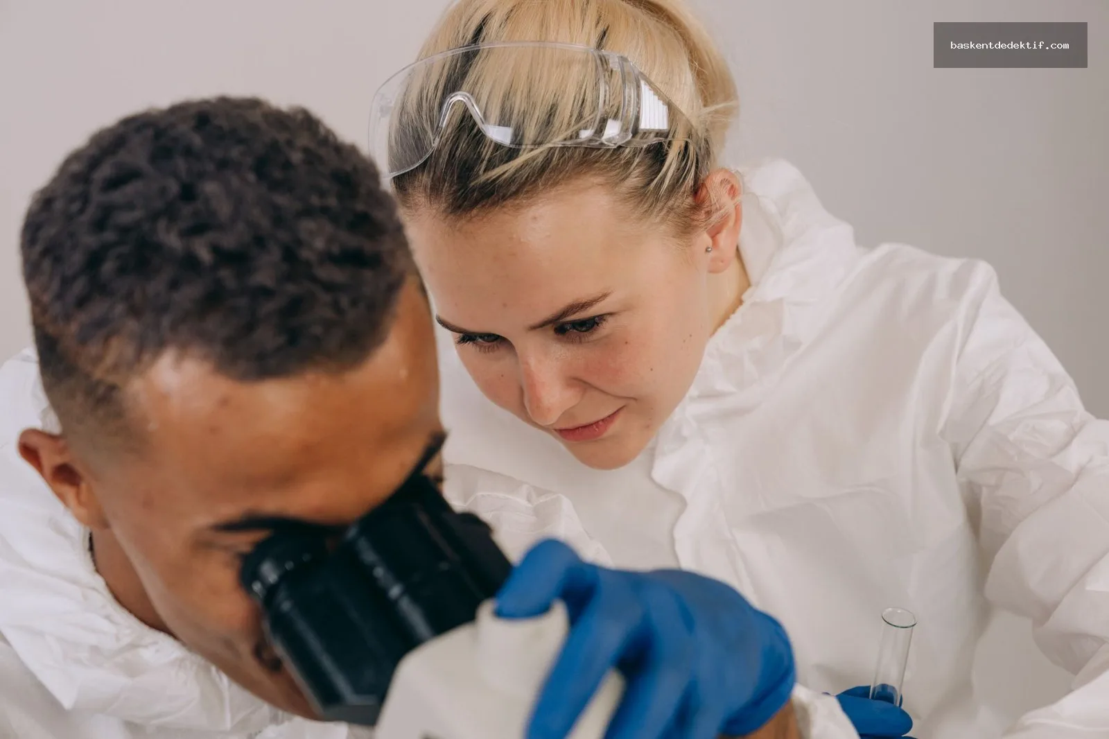 Eş Araştırma Laboratory scientists examining microscopic samples under close teamwork