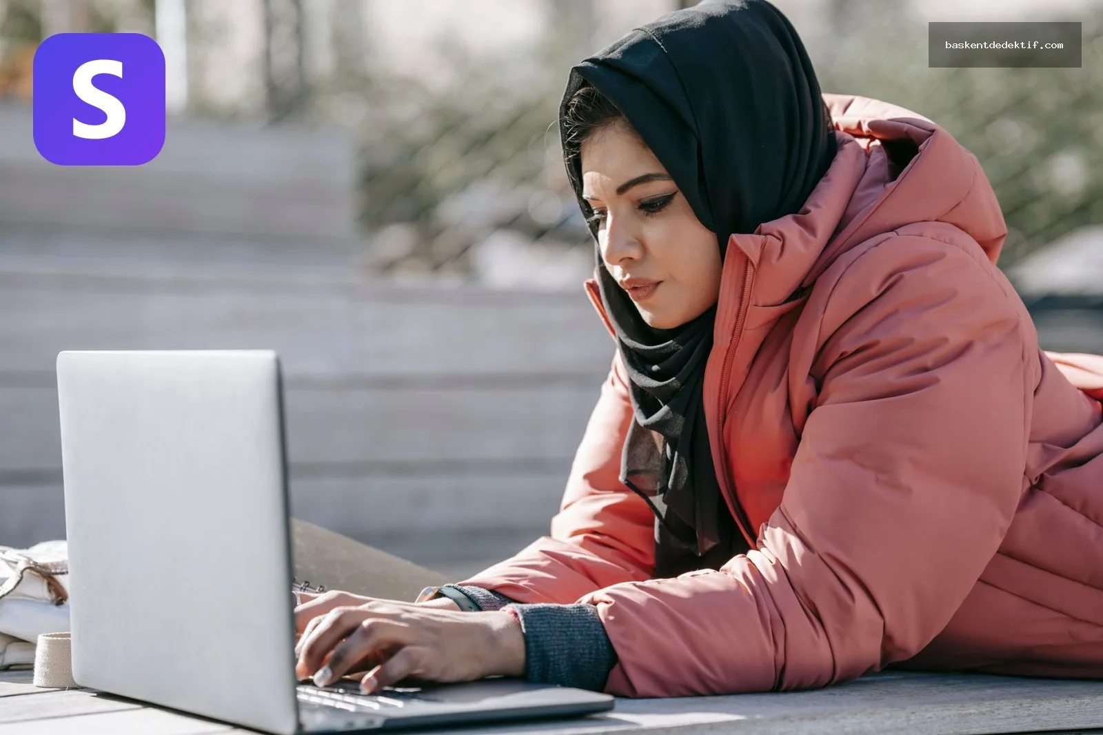 Eşimi Araştırmak İstiyorum Projede çalışan başörtülü kadın, netbook'ta yazı yazıyor