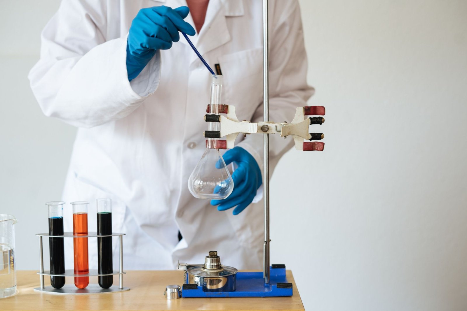 Laboratory scientist pipetting into flask during scientific research in Ankara eş araştırma