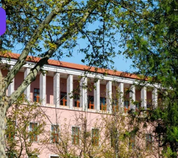 Ankara Fiziki Takip içinde pembe tarihi yapı çevresinde bahar ağaçları