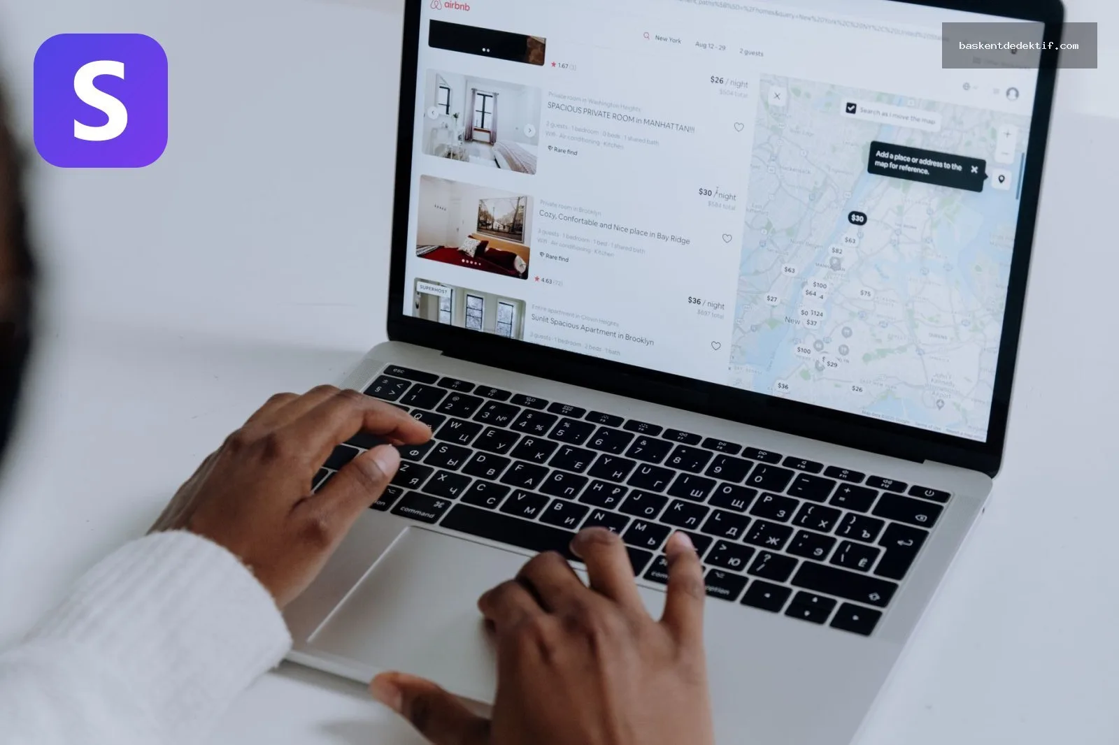 El bilgisayarda Airbnb'de otel kaydı nasıl bulunur araması yapılıyor