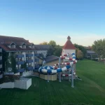 Ankara Otel Kaydı için havuz başında büyük su kaydırakları