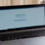 Otel rezervasyon onay sayfası laptop ekranında parlak onay işaretiyle
