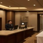 Otel kaydı nasıl bulunur gösteren resepsiyon masası
