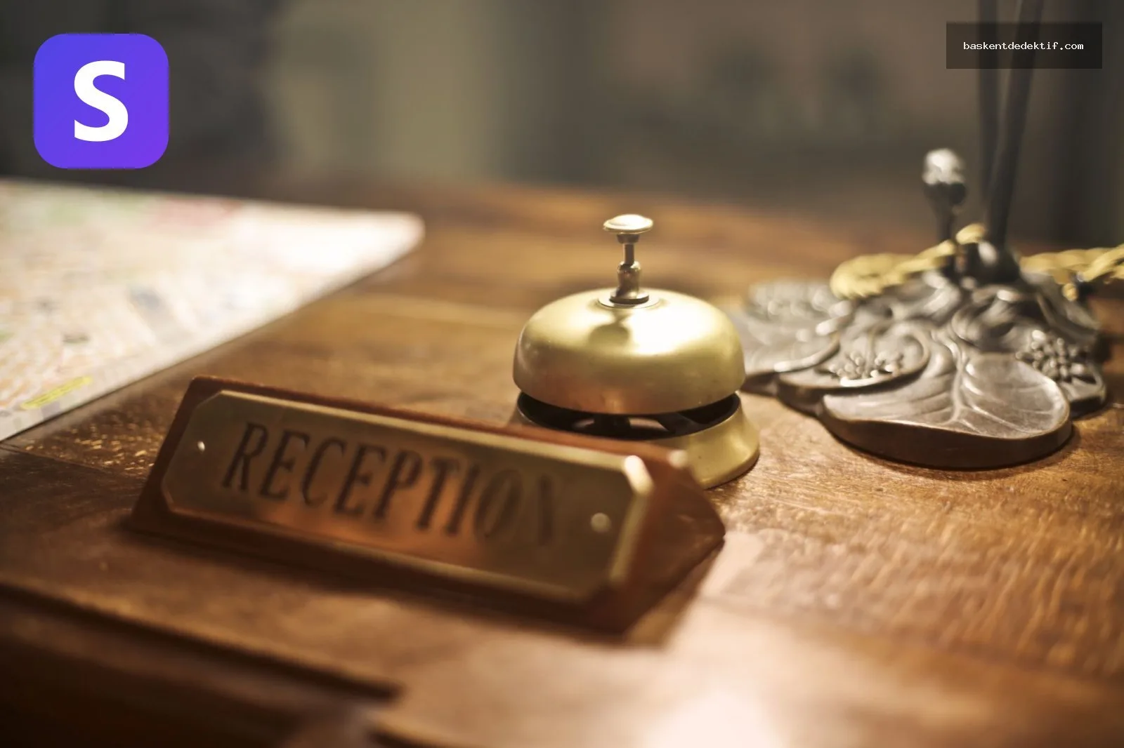 Retro otel resepsiyon masasında altın zil ve otel kaydı formu