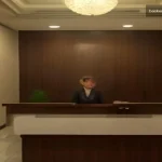 Ankara Otel Kaydı Ankara otelinde misafirler için temiz ve modern recepsiyon masası