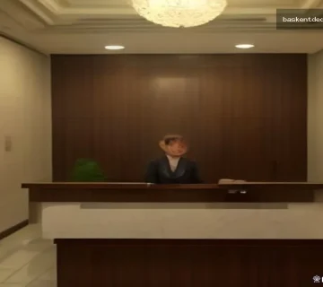 Ankara Otel Kaydı Ankara otelinde misafirler için temiz ve modern recepsiyon masası