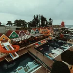 Antalya otel kaydı sürecinde eğlenceli su kaydırakları ve renkli evler