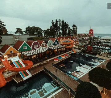 Antalya otel kaydı sürecinde eğlenceli su kaydırakları ve renkli evler