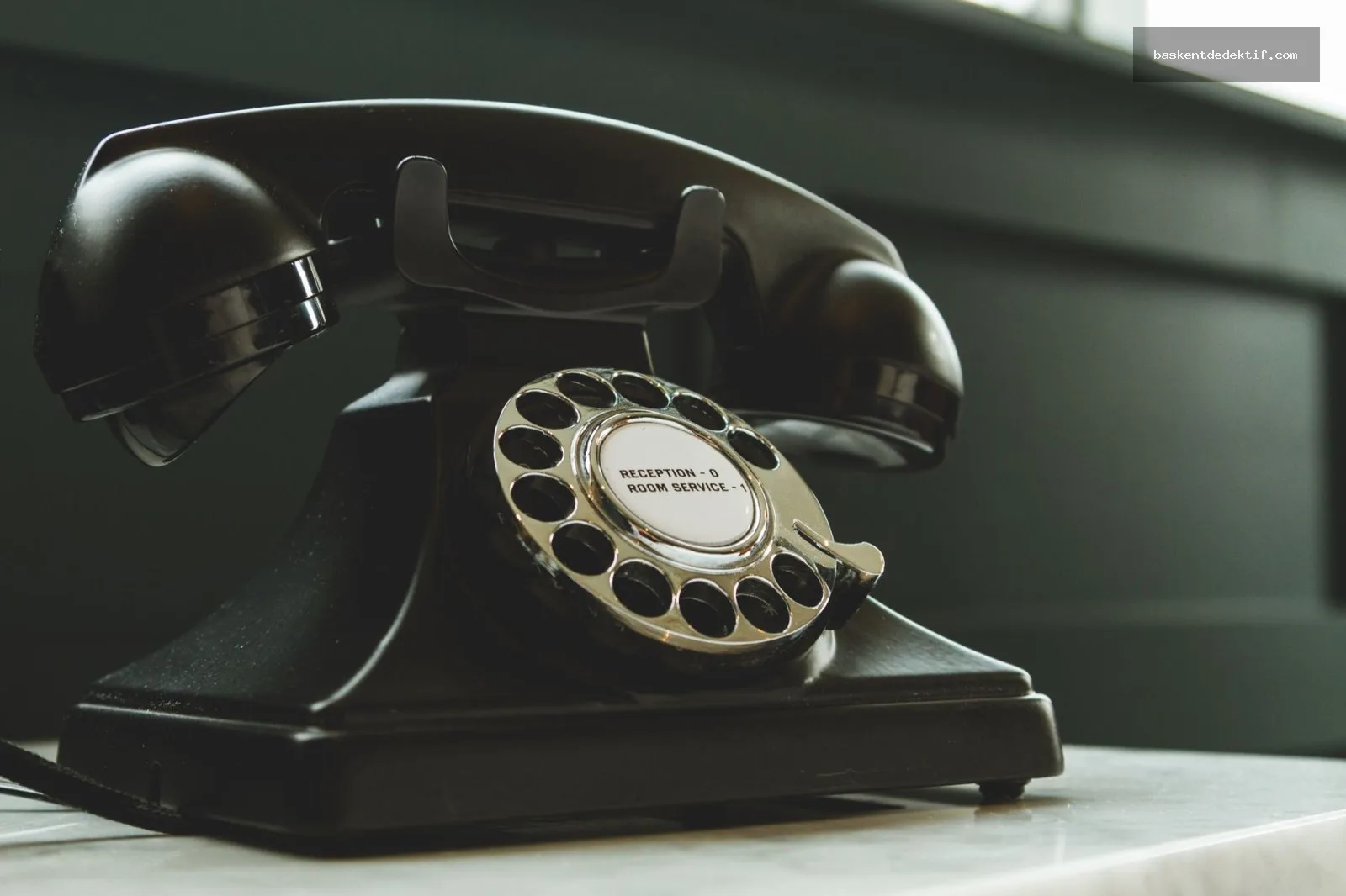 Otel kaydı için akıllı telefon ve nostaljik telefon gösteriliyor