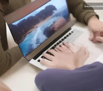 Hotel otel reklamları arkasından silinen dijital ekranlardan uzaklaşan kişinin elini gösteren laptop