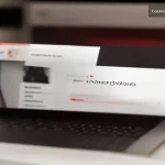 Otel rezervasyon sayfası üzerindeki arama çubuğuna kırmızı X işareti ekleniyor