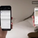 Otel Kaydı Nasıl Bulunur Smartphone otel rezervasyon ekranı modern kahve masasında