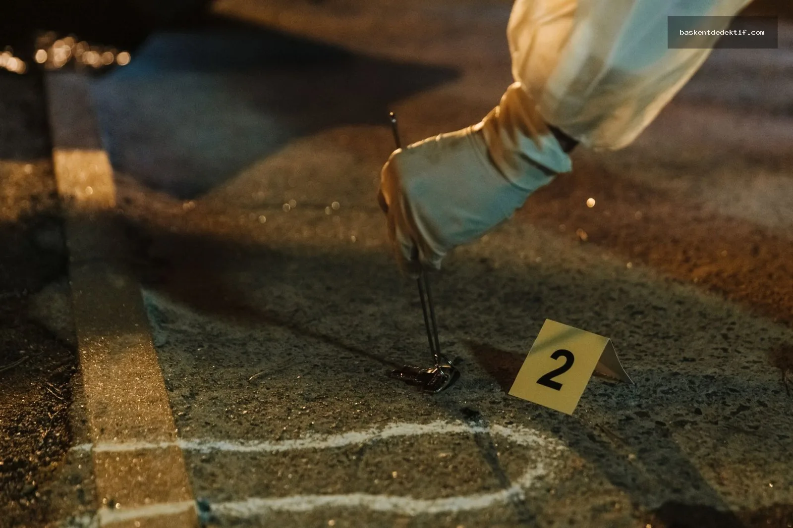 Forensic dedektif araştırma çalışmaları gecede crime scene’de gloveli el ile kanıt toplayan