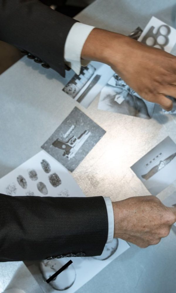 Özel dedektif ara masasında parmak izi ve fotoğraf analizi