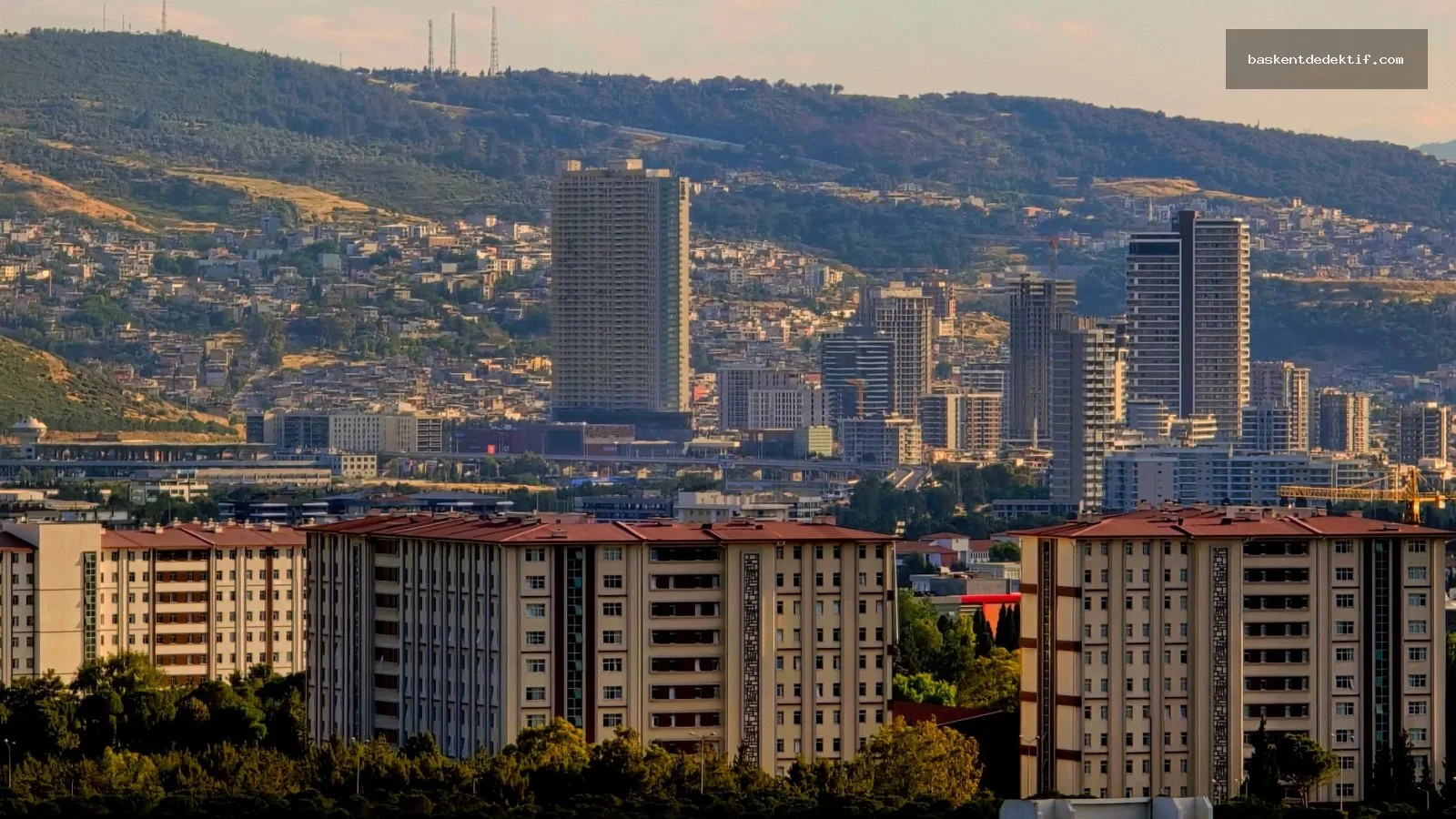 Özel Dedektif Ankara Ankara'nın modern binaları ve tepelerdeki şehir panoraması