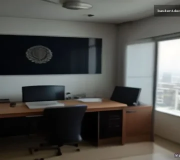 Ankara'da modern bir özel dedektif ofisi, detektif masası ve Türkiye haritasıyla donatılmış