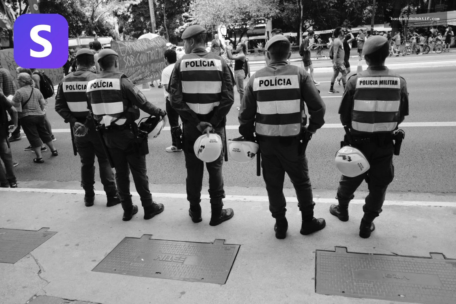 Polis memuru Polnet sistemine giriş yapıyor