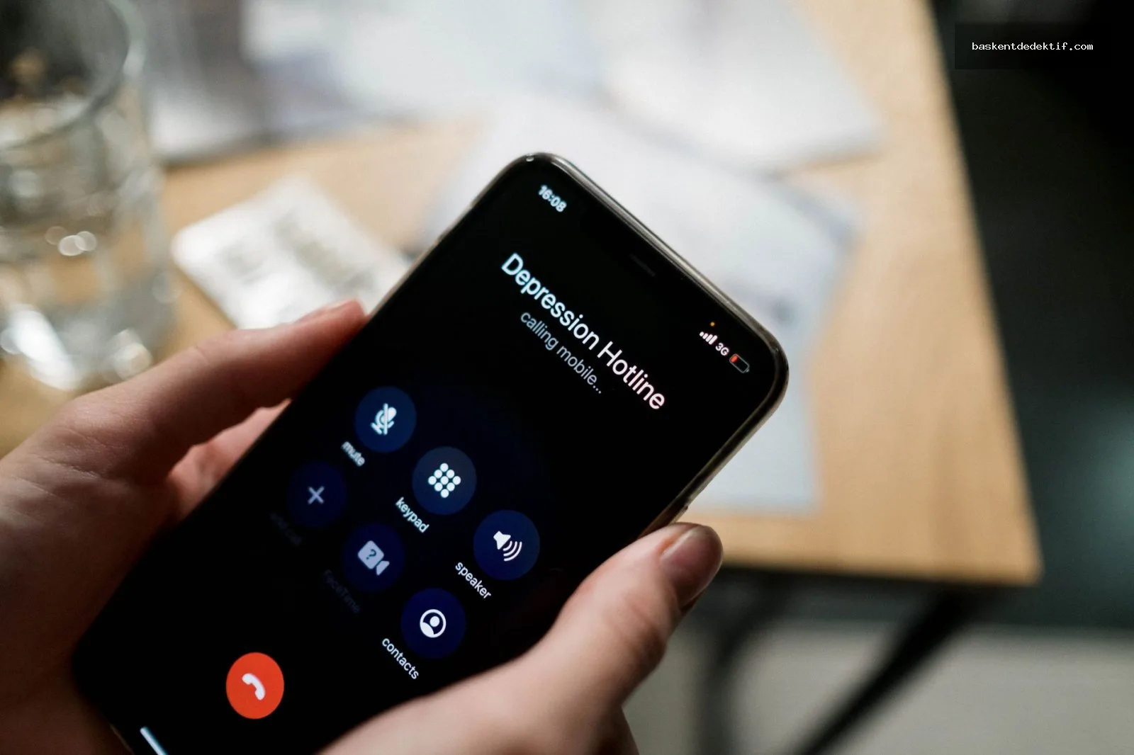 Endişeli bir kişi akıllı telefondan eş takibi yapıyor