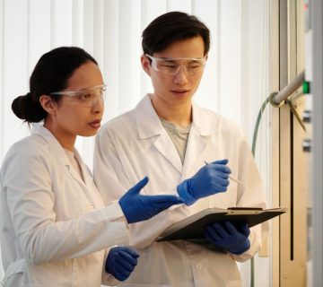 Eş araştırma sürecinde etik kurallar ve deneyimli laboratuvar araştırmacıları tartışırken