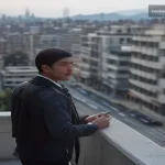 Ankara'da modern şehirde eş takibi soruşturması sırasında detektif gözlemci gözlemliyor