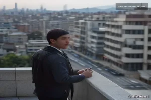 Ankara'da modern şehirde eş takibi soruşturması sırasında detektif gözlemci gözlemliyor