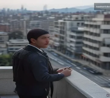Ankara'da modern şehirde eş takibi soruşturması sırasında detektif gözlemci gözlemliyor