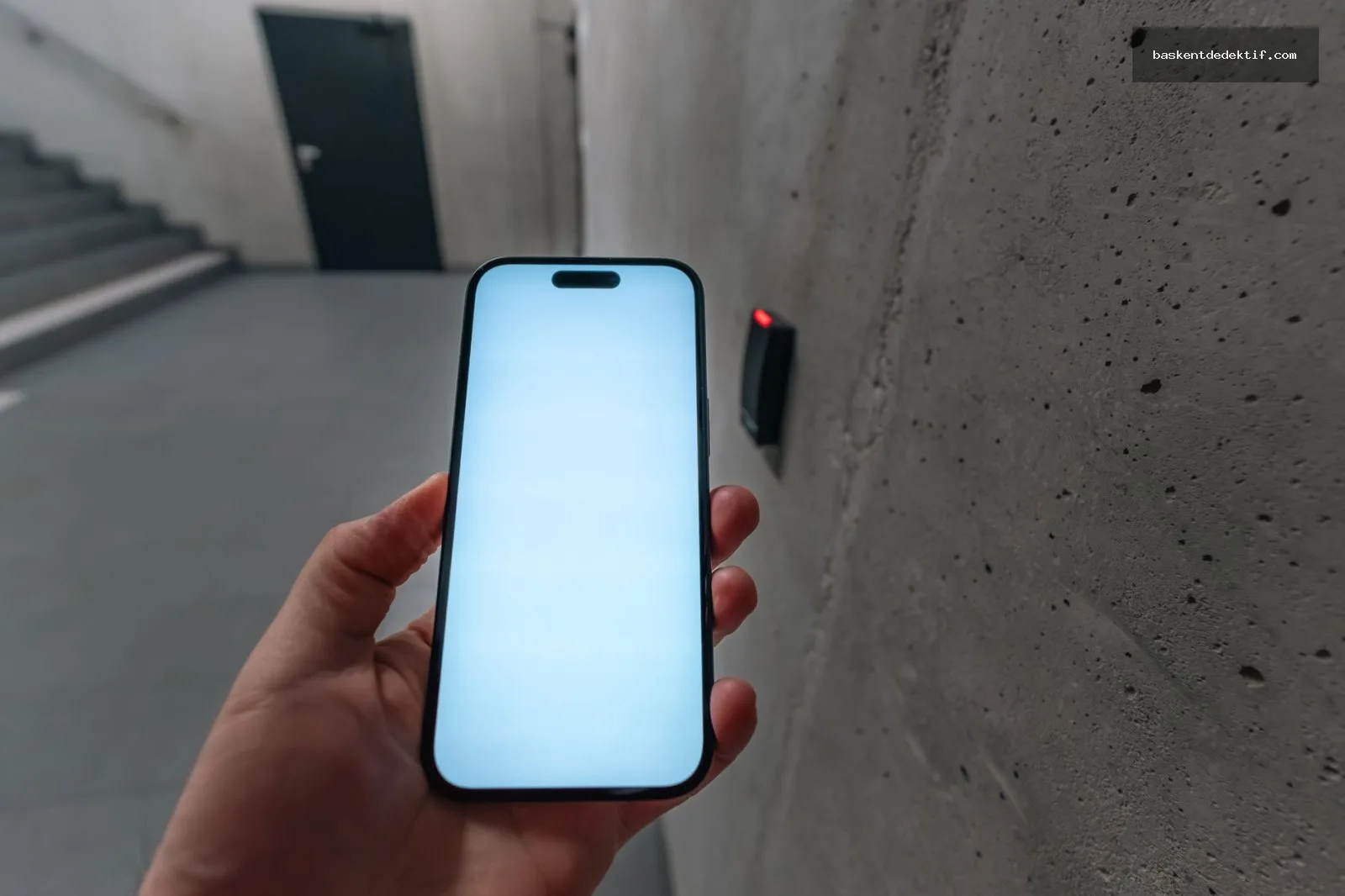 Eşimi Araştırmak İstiyorum diyenler için akıllı telefonla gizlice takip yapılan merdivenler