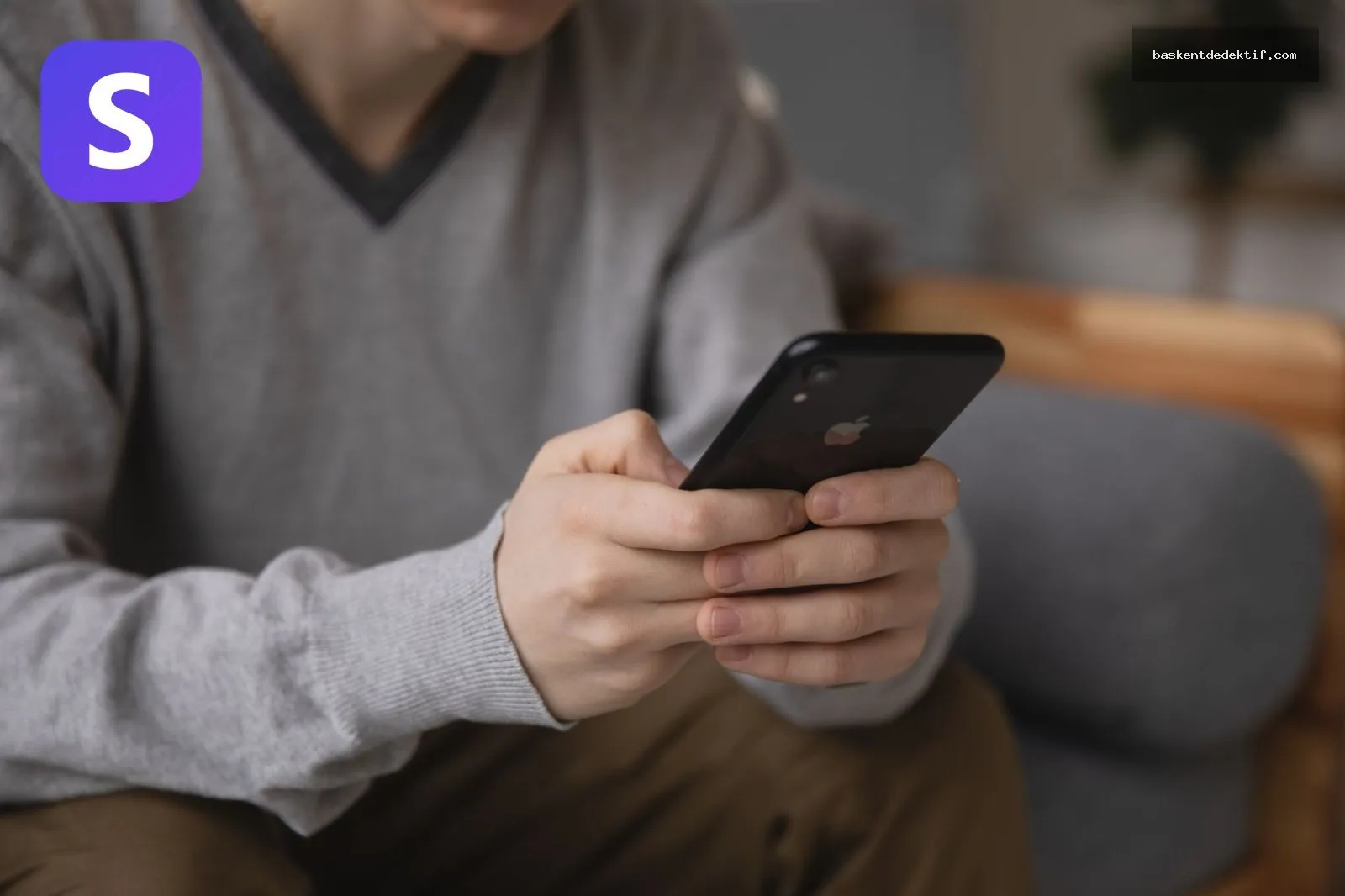 Akıllı telefon ekranına endişeyle bakan ve eşimi araştırmak istiyorum diyen kişi