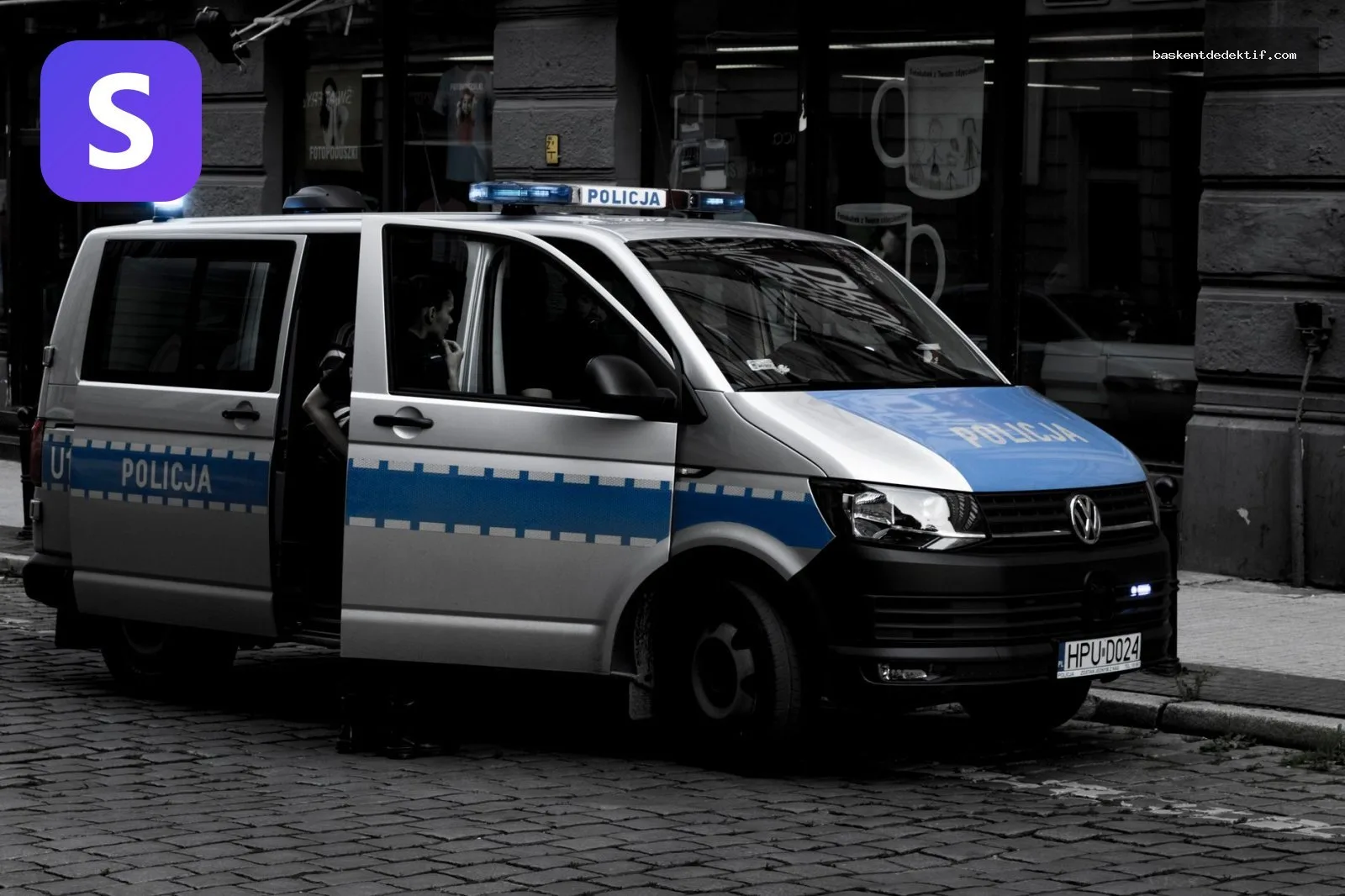 Kaldırımda fiziki takip için pozisyon alan polis aracı