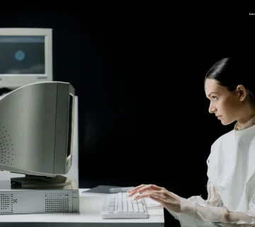 Modern laboratuvarda retro bilgisayarla Eşimi Araştırmak İstiyorum sürecini yöneten kadın