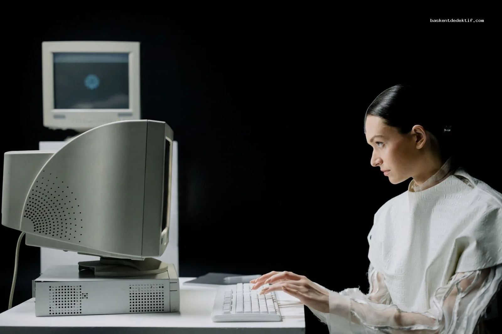 Modern laboratuvarda retro bilgisayarla Eşimi Araştırmak İstiyorum sürecini yöneten kadın