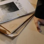 Eşimi Araştırmak İstiyorum, belgelerle dolu masa