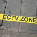 Fiziki Takip uyarısı, şehir kaldırımı üzerindeki CCTV işareti