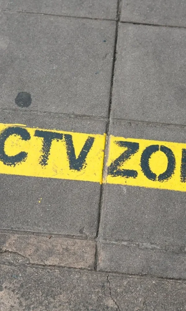 Fiziki Takip uyarısı, şehir kaldırımı üzerindeki CCTV işareti